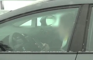 60_ablenkung1_0 Das Handy bedienen und ein Auto lenken: eine sehr gefährliche Kombination – und eine, die recht teurer werden kann, wie ein Ustermer erfahren musste. (Symbolbild: Kantonspolizei Zürich; Screenshot aus Präventionsfilm «Ablenkung»)