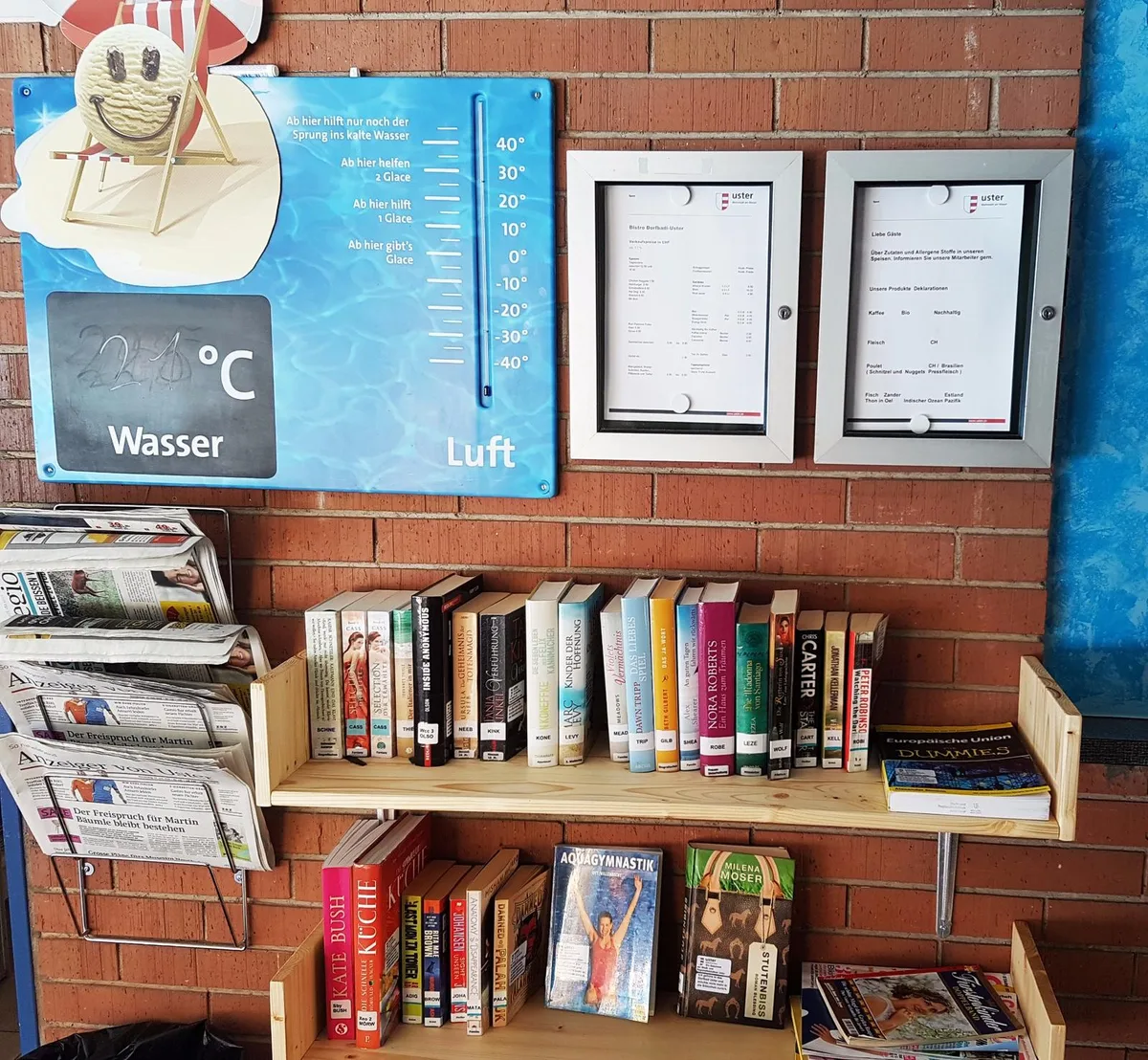 foto_badi-bib_2018-06-14 «Ich gehöre in das Dorfbad Uster und möchte nicht mehr in die Bibliothek zurück», steht auf den Buchdeckeln geschrieben. (Foto: PD)