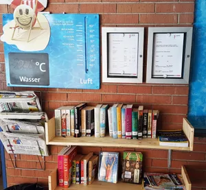 foto_badi-bib_2018-06-14 «Ich gehöre in das Dorfbad Uster und möchte nicht mehr in die Bibliothek zurück», steht auf den Buchdeckeln geschrieben. (Foto: PD)