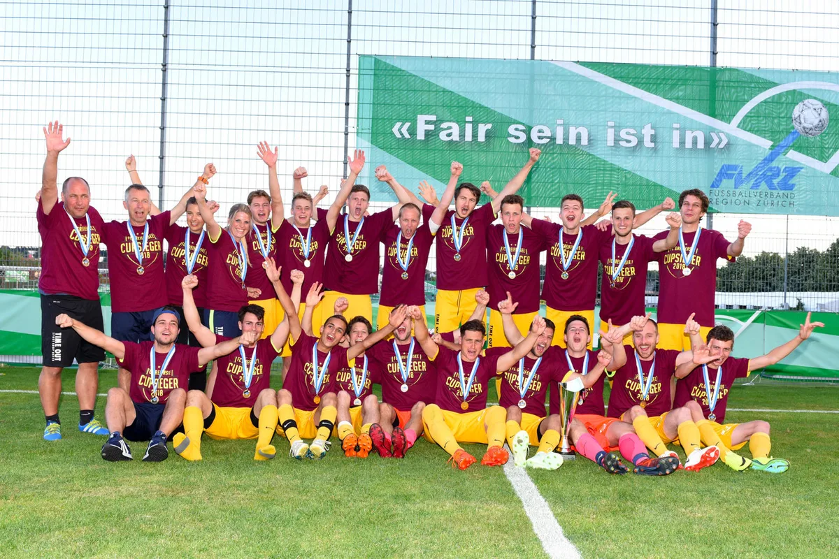 ff_herren_0053_sieger Es ist geschafft: Greifensees Spieler und Staff freuen sich über den Cupsieg. (Foto: Franz Feldmann/www.sportfotos.ch), Aus dem Gleichgewicht gebracht: Greifensees Patrick Ley auf der Suche nach Ball und Halt. (Foto: Sibylle Meier), Greifensee-Flügelläufer Patrick Risi mit letztem Einsatz gegen Giuseppe De Filippo. (Foto: Urs Kindhauser), Immer den Ball im Visier: Greifensees Pascal Unholz. (Foto: Urs Kindhauser), Ein treuer Anhang: Die Greifenseer Fans verfolgen gebannt die Partie. (Foto: Sibylle Meier), Die jugendlichen Fans des FC Greifensee sind zuversichtlich. (Foto: Sibylle Meier), Greifensees Spieler während dem Penaltyschiessen. (Foto: Sibylle Meier), Philip Laue und Marc Stella (hinten) bedrängen einen Embracher. (Foto: Urs Kindhauser), Yannis Schneiter (ganz vorne) lässt sich mit den Teamkollegen von den Fans feiern. (Foto: Sibylle Meier)