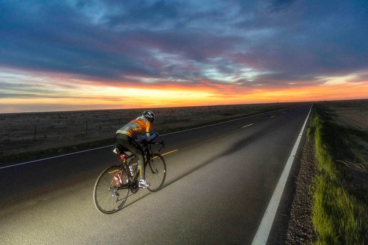 raam_2018_zue6662_kopie_czuerrer_ Auf den letzten 200 Kilometern musste Nicole Reist leiden. (Foto: Stefan Zürrer), Nicole Reist durchquerte insgesamt zwölf US-Staaten. (Foto: Stefan Zürrer), Start zum Race Across America. (Foto: Stefan Zürrer), Nicole Reist war die einzige Frau in der Kategorie Solo U50. (Foto: Stefan Zürrer), Alles unter Kontrolle: Nicole Reist. (Foto: Stefan Zürrer), Nicole Reist unterbot ihren eigenen Rekord am RAA um mehr als eineinhalb Tage. (Foto: Stefan Zürrer), Nicole Reist fuhr über die gesamte Renndauer mit einem Schnitt 20,58 km pro Stunde. (Foto: Stefan Zürrer), Eine Teamleistung: Nicole Reist wurde von einem elfköpfigen Team begleitet. (Foto: Stefan Zürrer), Nicole Reist fuhr nicht nur 4941 Kilometer, sondern bewältige auch 53'400 Höhenmeter. (Foto: Stefan Zürrer), Nicole Reist machte während des Rennens immer nur kurze Pausen. (Foto: Stefan Zürrer), Das Wetter war nicht immer nur schön. (Foto: Stefan Zürrer), Geschafft: Nicole Reist erreicht das Ziel in Annapolis. (Foto: Stefan Zürrer)