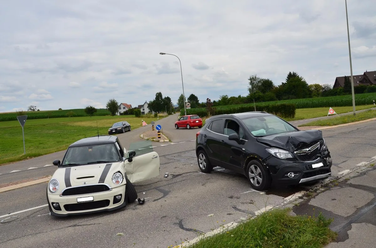 Unvorsichtiges Einbiegen auf die Zürcherstrasse führte zum Unfall. (Foto: Stadtpolizei Uster)
