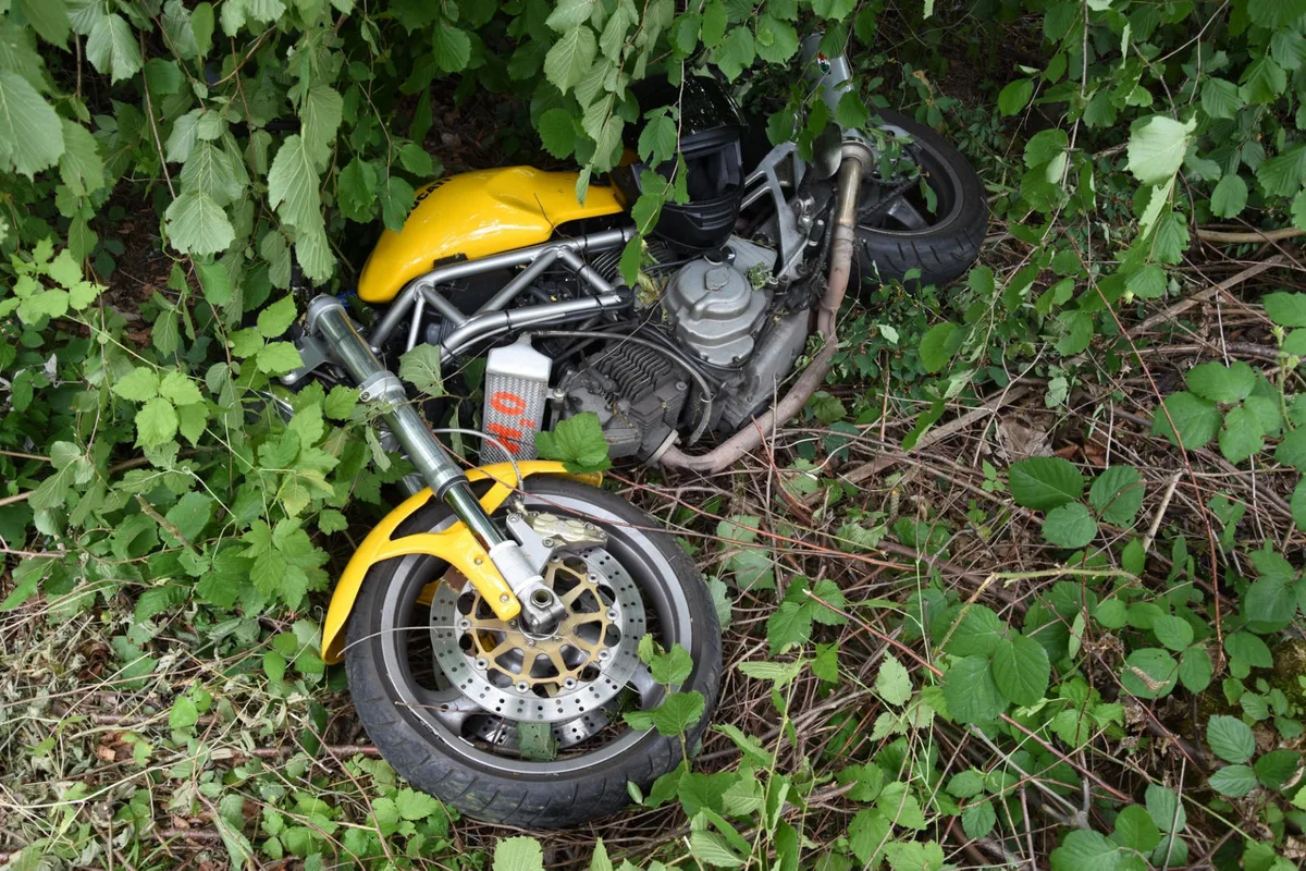 vu_rapperswil-jona Nach dem Ausweichmanöver landete das Motorrad im Gebüsch. (Foto: Kantonspolizei St. Gallen)