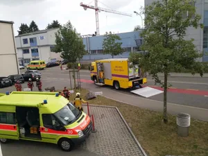 8abb17af38eb57f061424cbbbdcd9015 Der Unfall ereignete sich heute Nachmittag in der Neugutstrasse in Dübendorf (Fotos: 20 Minuten/Leserreporter), Gemäss der Kantonspolizei handelt es sich um einen Arbeitsunfall (Fotos: 20 Minuten/Leserreporter), Fünf Personen befinden sich derzeit im Spital (Fotos: 20 Minuten/Leserreporter), Fünf Personen befinden sich derzeit im Spital (Fotos: 20 Minuten/Leserreporter)