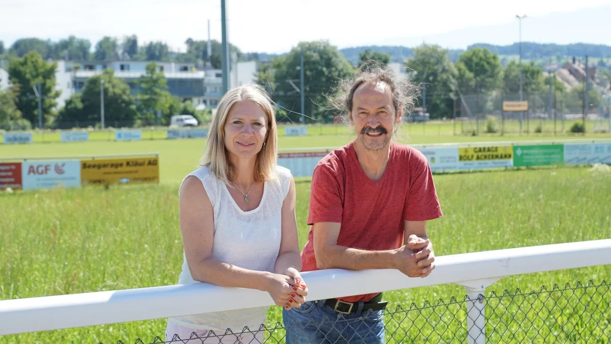 laenggturnier_1 Carmela Baechler und Marzell Kammerlander vom Verein Tschuttiwiese Längg sind froh, ihr traditionelles Fussballturnier in Fehraltorf ausführen zu können. (Foto: Talina Steinmetz), Der Sportplatz beim Schulhaus Hagen ist wegen der Bauarbeiten erst nächstes Jahr wieder bespielbar. (Foto: Marco Huber)