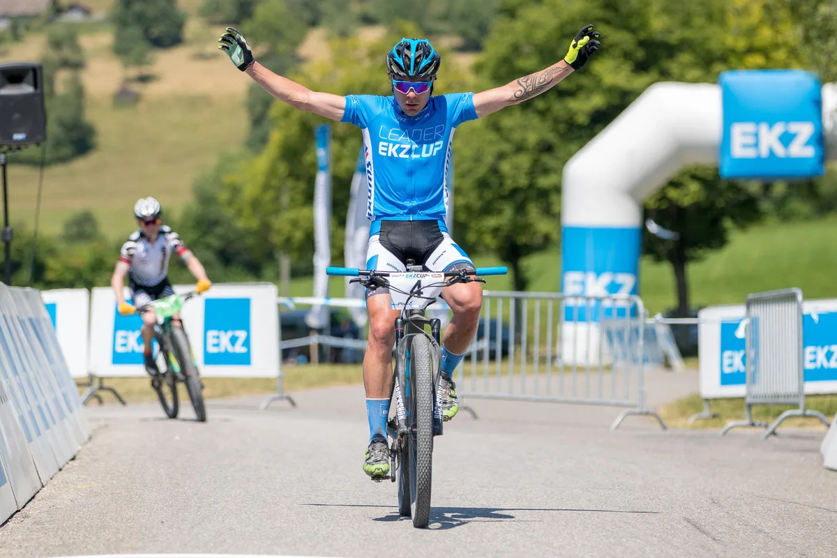 41321448590_fe4dcf1c9e_o Der Dürntner Simon Zahner war auch in Hittnau nicht zu beweingen. (Foto: Michael Suter/lightmoment.ch), Entschlossen ins Rennen: Simon Zahner führt das Feld nach dem Start an. (Foto: Michael Suter/lightmoment.ch), Lucca Schätti prägte das Elite-Rennen mit und siegte klar bei den Junioren. (Foto: Michael Suter/lightmoment.ch), Bei der Elite war Zahner am Ende aber doch alleine auf weiter Flur. (Foto: Michael Suter/lightmoment.ch)