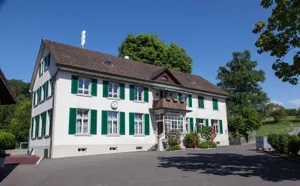 bp_6062013_schulhaus_im-4 Für das Schulhaus Auslikon suchen die Pfäffiker Behörden noch eine Lehrperson. (Foto: Imre Mesterházy), Auch die Primarschule in Wetzikon sind noch Stellen offen. Im Bild ist das Schulhaus Feld zu sehen.(Foto: Christian Merz), Im neuen Ustermer Schulhaus Krämeracker sollten auf das kommende Schuljahr alle benötigten Lehrer anwesend sein. (Foto: Christian Merz)