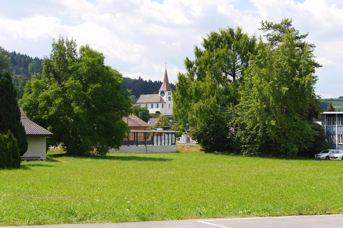 erbschaft_schoch_wila Das unbebaute Grundstück zwischen Bahnhof, Tablat- und Schochenstrasse in Wila gilt als «Filetstück» der Erbschaft von Schoch. (Foto: Massimo Diana)