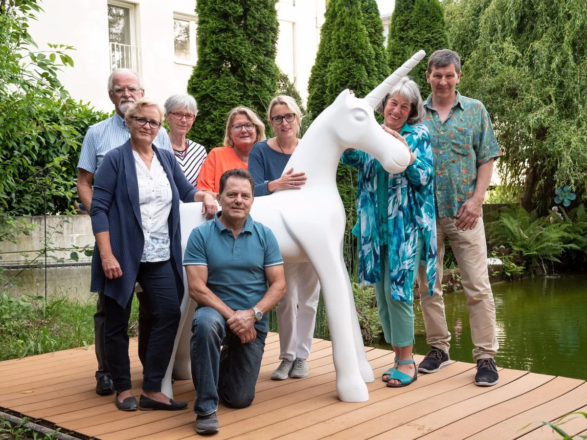 vvd_bild1 Das OK und das Einhorn (von links): Achim Kuhnt, Barbara Sturzenegger, Margrit Conradin, Bruno Eggenberger, Bettina Bär, Esther Stockmann, Francesca Stockmann, Theo Zobrist. (Foto: PD)