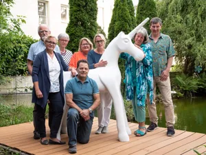 vvd_bild1 Das OK und das Einhorn (von links): Achim Kuhnt, Barbara Sturzenegger, Margrit Conradin, Bruno Eggenberger, Bettina Bär, Esther Stockmann, Francesca Stockmann, Theo Zobrist. (Foto: PD)