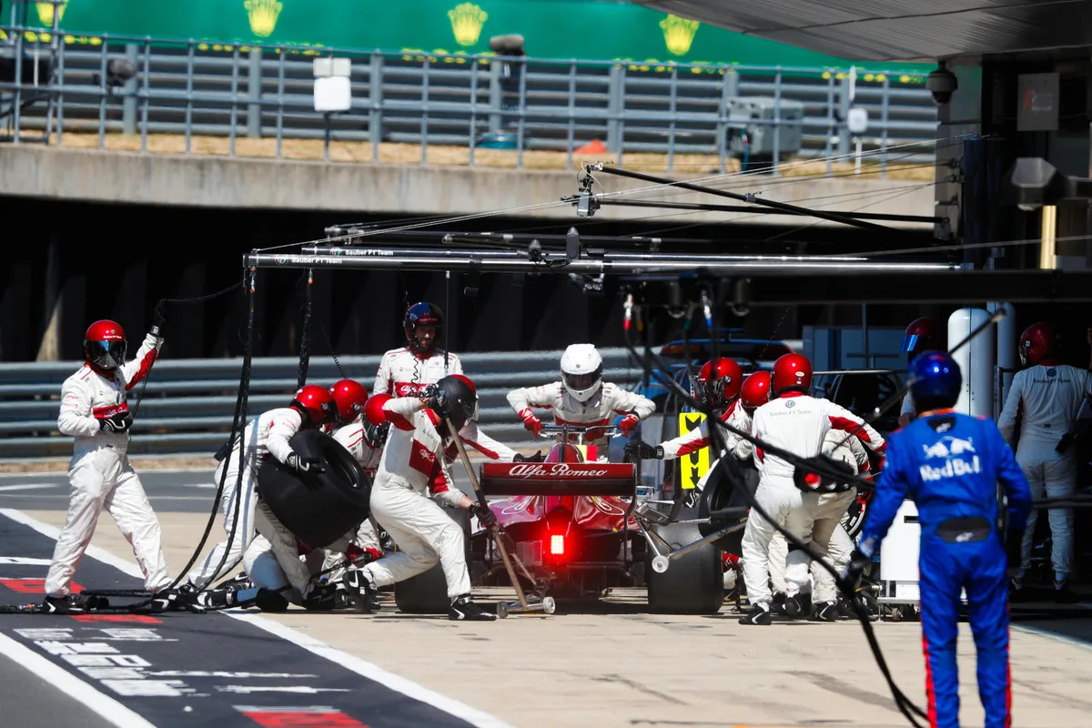 s1st1054 Für einmal waren die Sauber-Mechaniker beim Boxenstopp Leclercs nicht schnell, sondern leisteten sich einen folgenschweren Fehler. (Foto: Sauber Motorsport AG)