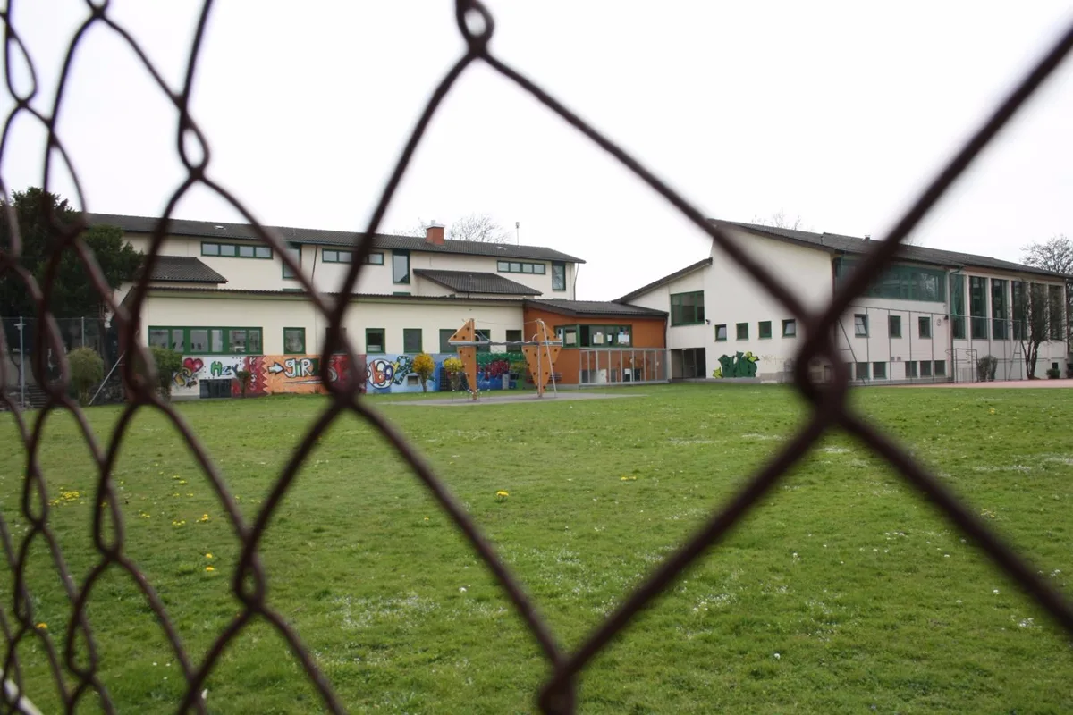 img_7342_preview Das Schulhaus Birchlen in Dübendorf. Hier gehen die Kinder von Andreas Glarners «ausländischer» Klassenliste zur Schule. (Foto: Thomas Bacher), Andreas Glarner. (Foto: PD), Die (hier anonymisierte) Liste ist lediglich ein Auszug, denn die Klasse besteht nicht aus zwölf, sonder aus 22 Kindern. (Screenshot: Blick)