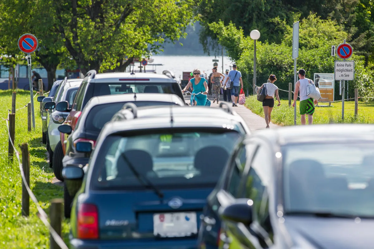 uster_13062015_parkplatzgreifensee_crm_7 Am Greifensee herrscht vor allem an Wochenenden ein grosses Verkehrsaufkommen. Künftig soll das Gebiet am Seeufer durch neue Erholungsräume entlastet werden. (Archivfoto: Christian Merz), Soll weiter in die Höhe wachsen: Das Ustermer Stadtzentrum. (Archivfoto: Seraina Boner), Die Ustermer Strassen sollen in der Tendenz velofreundlicher werden. (Archivbild: Nathalie Guinand), Wird die Stadt Uster künftig vermehrt den genossenschafltlichen Wohnungsbau fördern? Diese Frage ist noch offen. Im Bild die Genossenschaftssiedlung Arche Nova. (Archivfoto: Christian Merz)