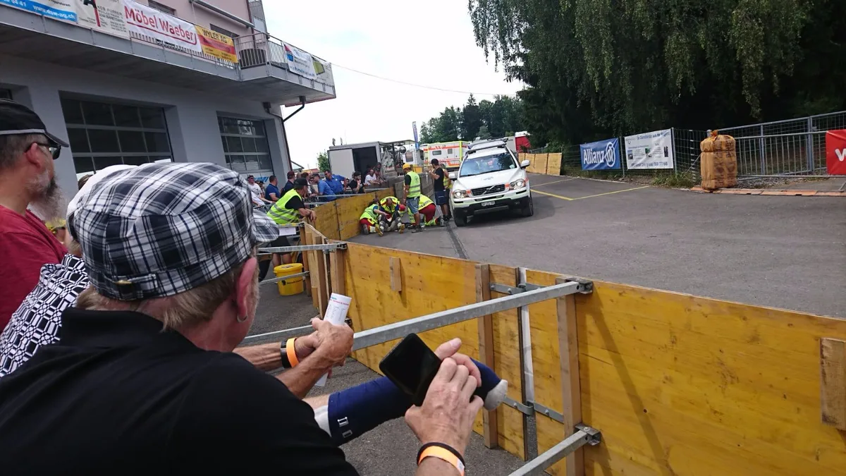whatsapp_image_2018-07-14_at_15-07-04 Sanitäter kümmern sich um den verletzten Fahrer. (Bild: Simon Grässle)
