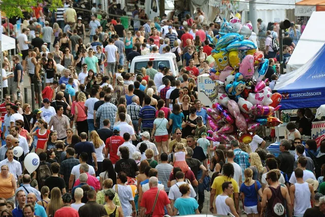 zuerifaescht Fünfliber für Nachtzuschlag, dafür günstigere Getränke: Auf diese Formel haben sich ZVV und Organisationskomitee des Züri Fäschts 2019 geeinigt. (Foto: key)