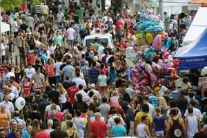 zuerifaescht Fünfliber für Nachtzuschlag, dafür günstigere Getränke: Auf diese Formel haben sich ZVV und Organisationskomitee des Züri Fäschts 2019 geeinigt. (Foto: key)