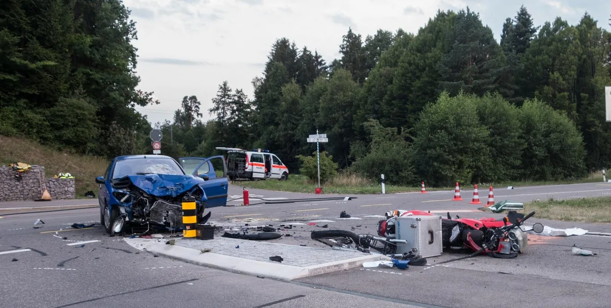 daegerlenorig Am Donnerstagabend kam es in Dägerlen in der Nähe von Winterthur zu einem tragischen Unfall. Ein 47-jähriger Töfffahrer verstarb bei einer schweren Kollision mit dem Auto eines 71-Jährigen. (Foto: Kantonspolizei Zürich)