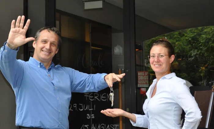 casale Emanuele Destro übergibt die Schlüssel des Restaurants Il Casale an Annina Hotz. (Foto: PD)