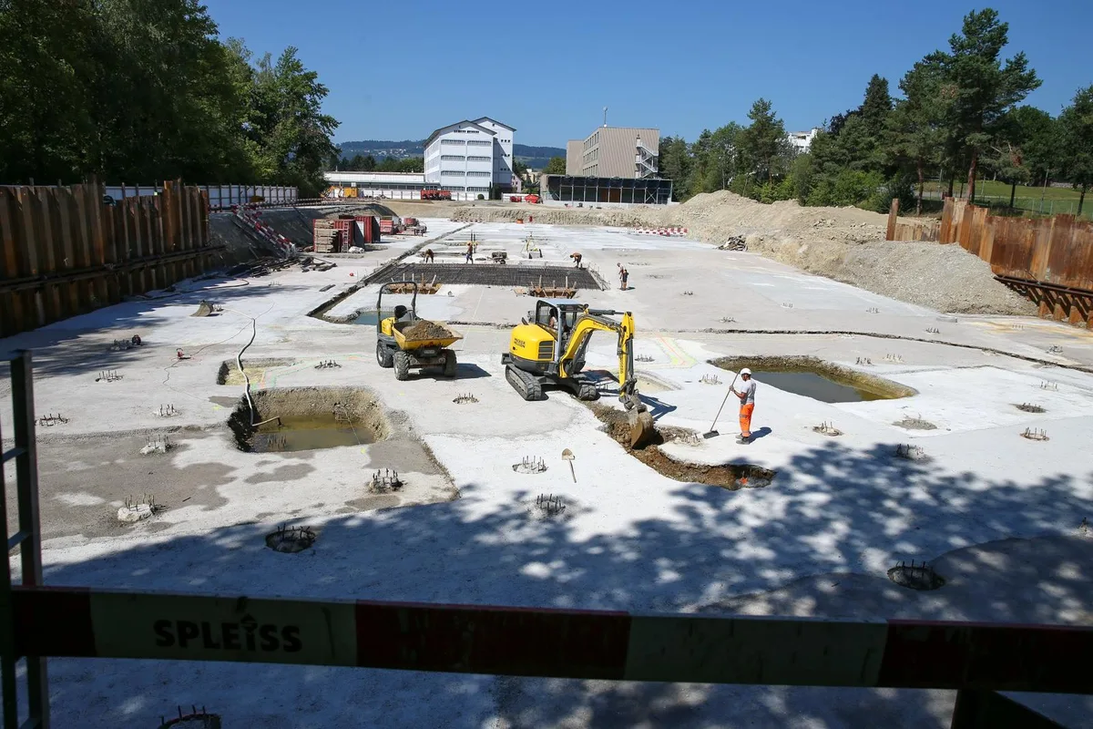 uster_24072018_baustelle_zellweger_nag-10 Laut Flavio Pasini, Geschäftsführer der Hesta Immobilien und Vertreter der Bauherrschaft, läuft beim Langzeitprojekt auf dem Zellweger-Areal alles nach Plan. (Foto: Nathalie Guinand), Mittlerweile wurde mit dem Aushub der Baugrube begonnen. (Foto: Nathalie Guinand), Diese Arbeiten würden voraussichtlich bis Ende Juli dauern. «Danach starten die Rohbauarbeiten. Als erstes werden die Kanalisationsleitungen verlegt und dann wird die Tiefgarage gebaut», so Pasini. (Foto: Nathalie Guinand), Auf dem Areal entstehen 135 Mietwohnungen. Sie sind die letzte Etappe der Wohnüberbauung auf dem Zellweger-Areal. (Visualisierung: EM2N Architekten), So sah der Abriss des Hochregallagers auf dem Ustermer Zellweger-Areal im Februar aus. (Foto: Christian Merz), Der Abbruch dauerte bis Ende April 2018. (Foto: Christian Merz), Das bald 40-jährige Materiallager war in den 80er Jahren eines der modernsten in der Region. (Foto: Christian Merz)