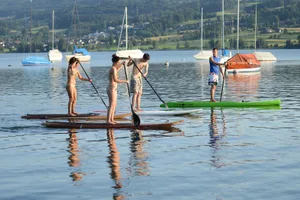 regio_uster_stand-up_paddling_110713_jam5 Reger Betrieb auf dem Greifensee. Die Schiffskapitäne müssen wachsam sein. (Archivfoto: Mirjam Müller), Auch bei den Anlegestellen halten sich verboterweise immer wieder Stand-Up-Paddler auf. (Foto: David Marti) , Nik Scherer, Leiter der Abteilung Technik, Nautik und Schiffsführung; Benno Hüppi, Verwaltungsrat Schifffahrtsgenossenschaft Greifensee; Maurus Netzer, Kapitän (von links nach rechts) (Foto: David Marti) , Stefan Schmid, Geschäftsführer der SUP Greifensee vor der Badi Maur. Die SUP empfiehlt, Kursschiffe nur mit genügend Abstand hinter dem Schiff kreuzen. (Foto: David Marti)