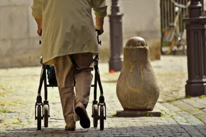 human-874979_0 Ältere Menschen merken oft nicht, wenn sie sich zu lange in der Hitze bewegen.