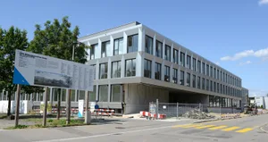 bu_schulhaus_uster_15082018_jam15 Das Bildungszentrum Uster glänzt mit einer Aluminium-Fassade., Auf dem Dach sind flächendeckend Photovoltaik-Panels montiert. Rektor Patrick Ehrismann hätte den Bau gerne noch höher gehabt. , Der Blick auf das einstige Provisorium: Der Parkschulcampus gehört mittlerweile zu den Räumlichkeiten der Kantonsschule., Der Innenhof des BZUs soll noch weiter begrünt werden., Nach dem Innenausbau, kann dieses Klassenzimmer nach den Frühlingsferien im Jahr 2019 in Beschlage genommen werden., Die neue Dreifachturnhalle genügt dem erwarteten Schülerzahlentwicklung.