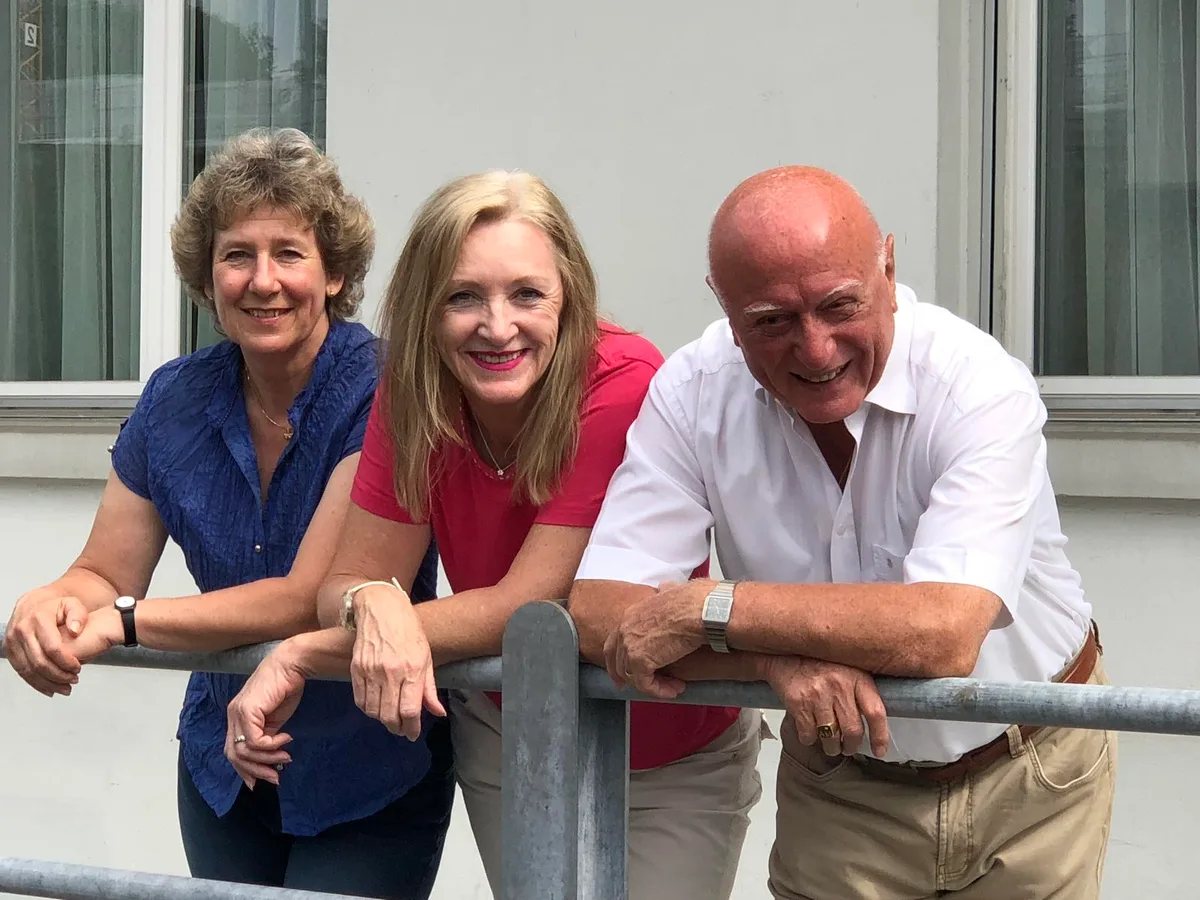 fritschi Die drei Stiftungsräte Sylvia Stössel, Silvia Marti und Gust Mayer (von links) waren die engsten Freunde des Stifters. , Alt-Chefredaktor und Alt-Nationalrat Oscar Fritischi hat seinen Nachlass in eine Stiftung gegeben.