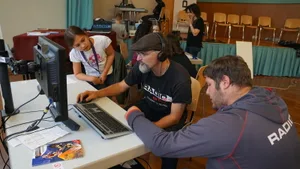 dsc00571 Mathias Betschart (Mitte) und Stefan Fischer (rechts) helfen aus. , Nach einer Woche geht das Schneiden von Beiträgen schon fast alleine. , Noah in Action: Ist die Moderation mal nicht perfekt, stört das niemanden., Nico muss sich erst an den Klang seiner eigenen Stimme gewöhnen., Ein paar Einweisungen, und schon haben es die Kinder im Griff., Das passiert, wenn man mit dem Fotoapparat auf dem Pausenplatz rumläuft., Ein Ereignis: Die Gschwader-Hitparade auf dem Pausenplatz.