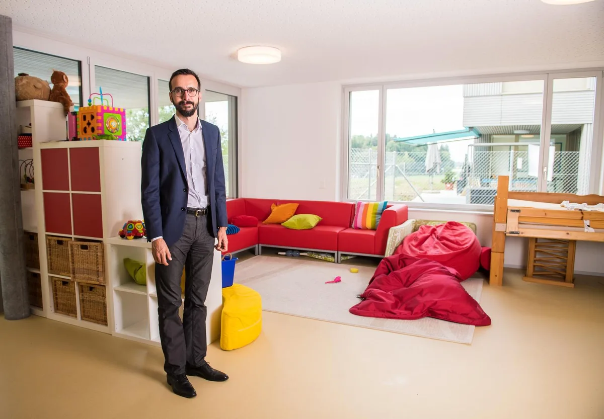 Marco Camus ist Gesamtleiter der Ilgenhalde und betreut den ganzen Umbau., Ein Teil des Neubaus der Ilgenhalde in Fehraltorf ist wieder bewohnt. , Die Kinder mit geistiger oder mehrfachen Behinderung haben sich grunsätzlich gut in ihrem neuen Zuhause eingelebt. , Die Schlafzimmer können von den Kindern mitgestaltet werden., Die Räume und Gänge sind viel breiter als in der alten Ilgenhalde. , Die zweite Bauetappe soll gemäss Marco Camus 2020 abgeschlossen sein.