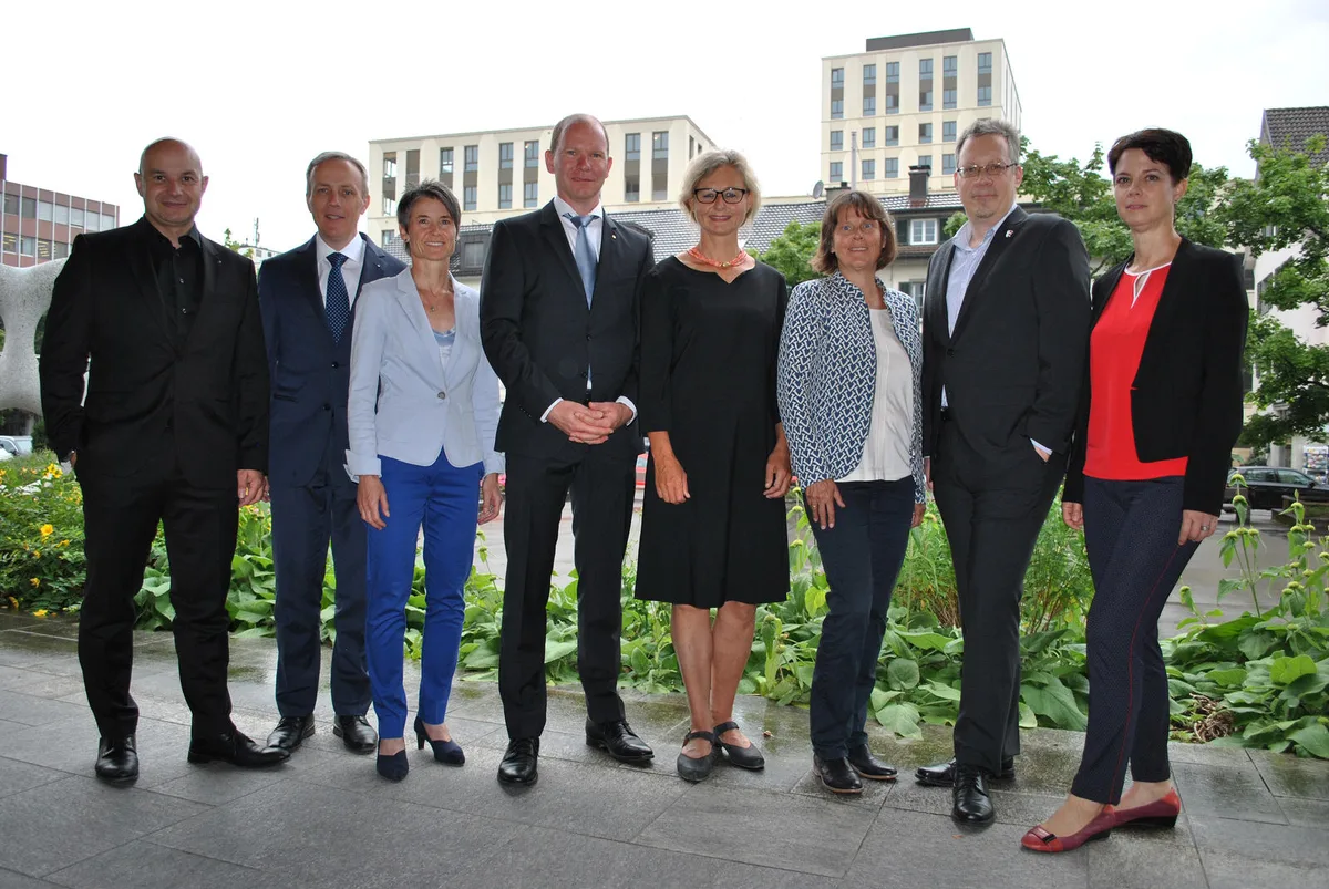 Im Gegensatz zu Zürich und Winterthur gibt es beim Ustermer Stadtrat noch keinen Konsens., Als Kantonsrat hat sich Stefan Feldmann (SP) gegen die Steuervorlage gestellt., Finanzvorstand Cla Famos (FDP) ist für die Steuerreform, über die im Herbst das Stimmvolk entscheidet.