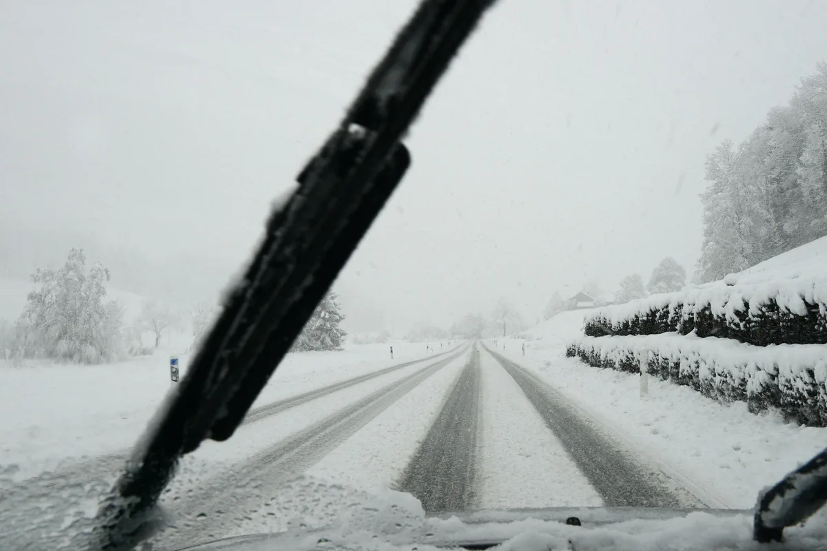 schneefall_28042017_saaland-fischental_wald_jam24 Auch wenn Schnee eine Sicherheitslinie verdeckt – sie gilt.