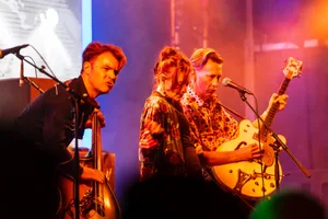 07092018_open_air_greifensee_gu_19_preview Viel cooler kann man Rockabilly nicht spielen: Die Zürcher Band Hillbilly Moon Explosion mit Frontfrau Emanuela Hutter., Auf der Seebühne gab es kleine, feine Konzerte für zwischendurch., Nguru-Sänger Carlo Egle: Die Bündner Ska-Band besteht seit 23 Jahren., Wetterglück: Noch Anfang Woche war für Freitag Regen vorausgesagt. , Sitzt die Frisur? Aber sicher doch., Das Publikum..., ...war an beiden Festivaltagen bunt gemischt., Was für den Kleinen der Nuggi, ist für den Grossen das Bier.