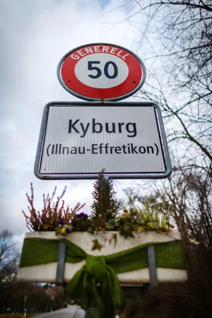 kyburg_06012016_schild_naz-13_nicolas_zonvi Ein Junglenker, der im 50er-Bereich massiv zu schnell unterwegs war, wurde nun in Hinwil verurteilt. (Foto: Nicolas Zonvi)