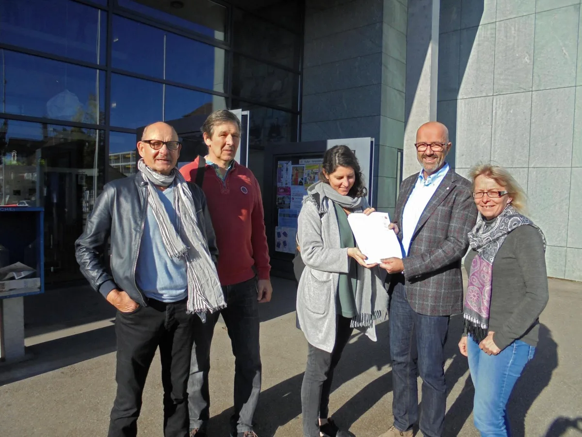 https-zueriost-ch-sites-default-files-media-2018-09-25-dsc00437_neu_preview-jpg Das Initiativkomitee übergibt die Unterschriften an Stadtpräsident André Ingold (2. von rechts).