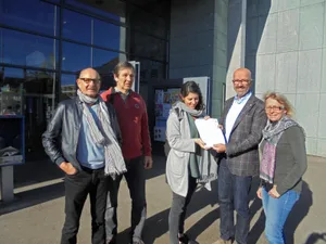 https-zueriost-ch-sites-default-files-media-2018-09-25-dsc00437_neu_preview-jpg Das Initiativkomitee übergibt die Unterschriften an Stadtpräsident André Ingold (2. von rechts).