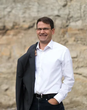 richard_saegesser Möchte die Hohfuren-Parzellen in Uster für das BZU sichern: Gemeinderat Richard Sägesser (FDP)., Eine Gruppe der IG Wohnbaugenossenschaft in Uster posierte vor ein paar Jahren auf dem Gebiet Hohfuren.