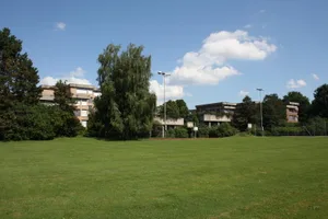 img_3252 Platznot und Sanierungsbedarf nehmen zu, deshalb eilt es., Das Sekundarschulhaus: Hier soll ein weiterer Baukörper erstellt werden. , Kunst am Bau auf dem Pausenplatz., Der grobe Kieselwurfputz, den die Denkmalschützer als «zeittypisch» würdigen.