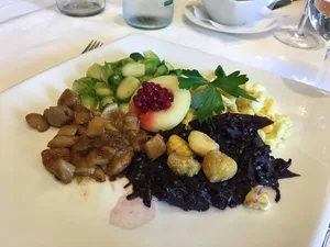 whatsapp_image_2018-10-08_at_15-10-512 Bei der vegetarischen Version des Herbsttellers gibt es anstatt Rehschnitzel ein Pilzragout. , Der gebürtige Hamburger Thorsten Quitschau verbringt bis zu zwölf Stunden am Tag im Wallberg., Das Restaurant Wallberg in Volketswil ist eine feste Institution. , Nüsslisalat mit Ei: Die Sauce ist der Hit. , Die Tomatencremesuppe überzeugt durch Geschmack und Temperatur. , Auch das Rehschnitzel überzeugt – einziger Kritikpunkt: der Preis. , Der klassische «Wall-Burger» wird von Pommes Frites begleitet. , Schupfnudeln auf Pilzragout: Sieht nach wenig aus und füllt trotzdem. , Statt Holunderblüten landen im Wallberg die Beeren im Dessert.