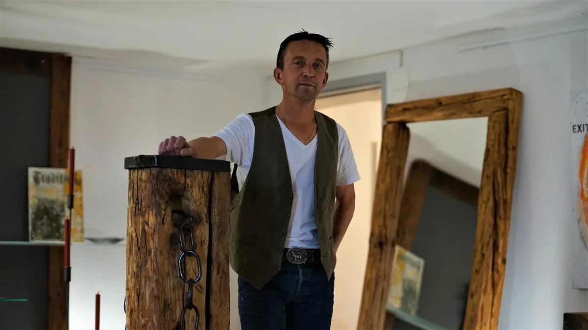online_3 Harry Jerger eröffnet in Fehraltorf eine Kunstgalerie., Er schenkt alten Stücken, wie diesem Hobelbank, neues Leben., Die Galerie soll künftig jungen Künstler aller Art zu Verfügung stehen.