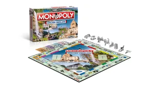 mono Das «Zürcher Oberland»-Monopoly ist ab sofort erhältlich., André Tschumper (r.) übergibt das brandneue Spiel an den Medienpartner Zürcher Oberland Medien AG.