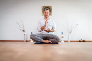 wetzikon_04092018_yoga_naz-12_preview_1 Severin Weilenmann in einer Meditationspose in seinem Studio in Wetzikon., Severin Weilenmann vollführt eine Bewegung aus dem Tai Chi.