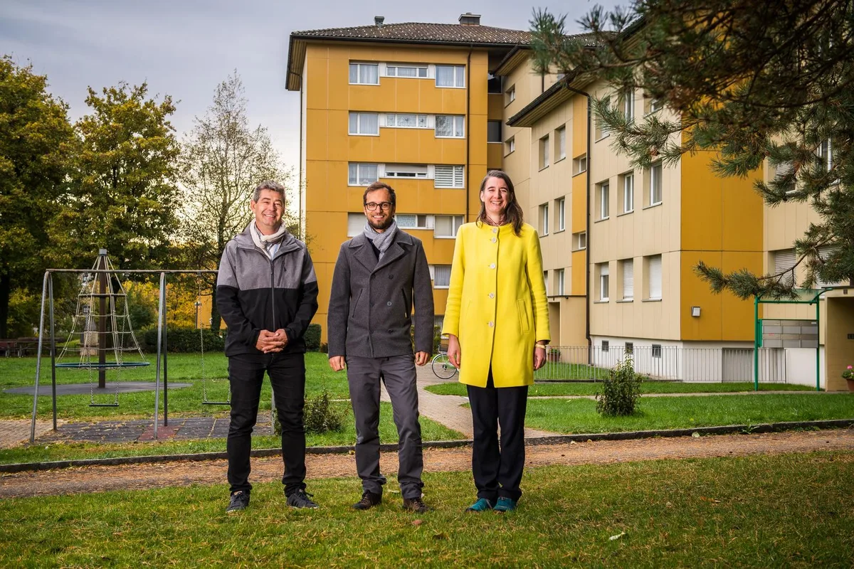 egg_31102018_gestaltungsplan_sbo_5 Eigentümervertreter Oliver Singenberger, Siedlungsgenossenschaft Eigengrund (SGE) Lukas Schmid und ..., ... Leiterin Immobilienentwicklung der SGE Barbara Pataky in der Siedlung Pünt. , Auf dem 20‘000 Quadratmeter grossen Areal stehen derzeit 13 Gebäude mit 150 Wohnungen., Die Siedlung wurde in den 1960er Jahren gebaut. , Drei Gebäude der Siedlungsgenossenschaft Eigengrund (SGE) sollen neu gebaut werden. , Eine Untersuchung habe ergeben, dass es sinnvoller wäre, Neubauten zu erstellen, statt zu sanieren.