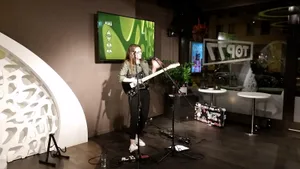 20181102_202032 Veronica Fusaro hatte bei ihrem Auftritt in Uster nur ihre Gitarren und ihre Stimme dabei., Zum Auftakt des Abends gab es ein Gruppenfoto mit der Sängerin., Veronica Fusaro hatte bei ihrem Auftritt in Uster nur ihre Gitarren und ihre Stimme dabei., Veronica Fusaro hatte bei ihrem Auftritt in Uster nur ihre Gitarren und ihre Stimme dabei., Veronica Fusaro hatte bei ihrem Auftritt in Uster nur ihre Gitarren und ihre Stimme dabei.