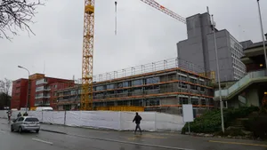 dsc00936_preview Der L-förmige Zwischentrakt verbindet die Gebäude des Alters- und Spitexzentrums., Für den Rohbau benötigten die Arbeiter acht Monate., Im Zwischentrakt wird die neue Cafeteria gebaut., Der erste Erweiterungsbau (rechts) hat den Innenhof verkleinert, dafür wurde die Aussenanlage aufgewertet. , Stadtpräsident André Ingold bei seiner Ansprache., Sozialvorsteherin Jacqueline Hofer dankt den Anwesenden. , Bald wird das Essen serviert., Der «Promi-Tisch» mit Behördenvertretern.