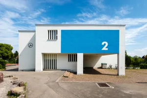 greifensee_primarschule_naz-7 Am Trakt 2 des Schulhauses Breiti soll nach dem Entscheid der Greifenseer angebaut werden., Gemeinderat Bruno Schaerli brachte an der Gemeindeversammlung beide Geschäfte problemlos durch.
