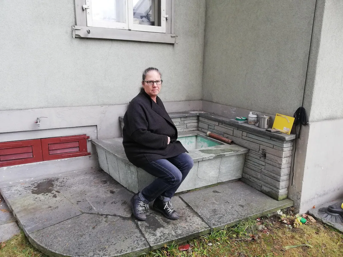 isabel_fritz_vermisster_ammonit_1 Isabel Fritz aus Pfäffikon traute ihren Augen kaum, als der Ammonit nicht mehr wie gewohnt an seinem Platz stand., Der Stein wiegt rund 10 Kilogramm und misst 32 Zentimeter., Fritz geht nicht von einem Zufallsdiebstahl aus: Der Stein war mit Mörtel festgemacht und von der Strasse aus nicht sichtbar., Die Pfäffikerin hofft, dass der Ammonit bald hervorkommt. Er hat einen hohen emotionalen Wert für sie.