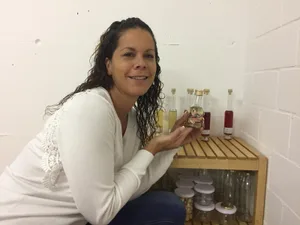 https-zueriost-ch-sites-default-files-media-2018-12-13-img_5734_0-jpg Bei ihren Zutaten setzt Andrea Campos auf Regionalität – die Chilis hat sie selber angepflanzt.