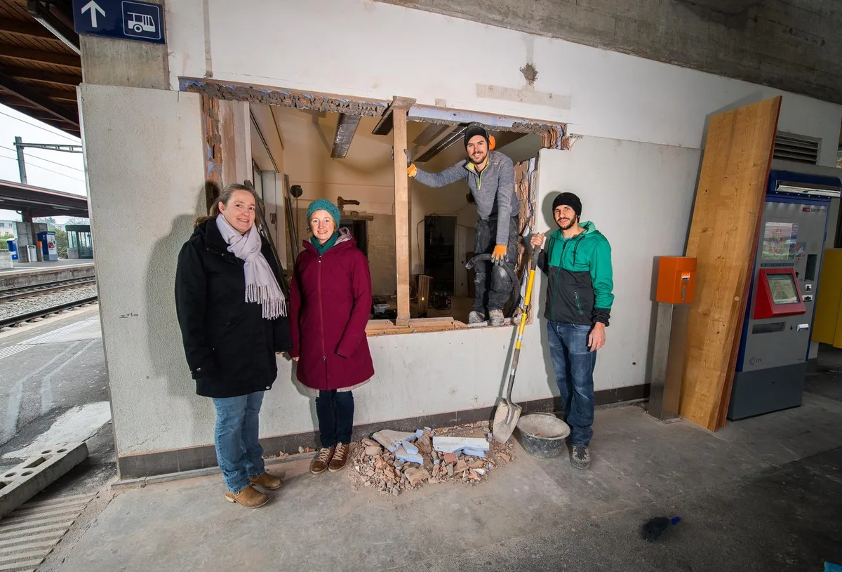 greifensee_22112018_gleis1cafe_sbo_6 Die Betreiberinnen des Café Gleis 1 vor dem künftigen Take-Away-Fenster am Bahnhof Nänikon-Greifensee, Im ehemaligen SBB-Schalter wird gerade gebaut. Ab März soll hier ein Café stehen., In Fehraltorf ist seit 2016 die Bäckerei Voland im ehemaligen Bahnschalter eingemietet. (Archivbild), In Fischenthal steht der ehemalige SBB-Schalter wieder leer. Die SBB sei aber auf der Suche nach einem Mieter.