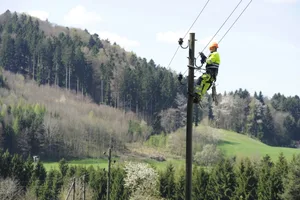 30_arbeiten_im_stromnetz_ekz Ein Verkehrsunfall in Bäretswil führte dazu, dass nachher ein Strommast repariert werden musste. (Symbolfoto: EKZ)