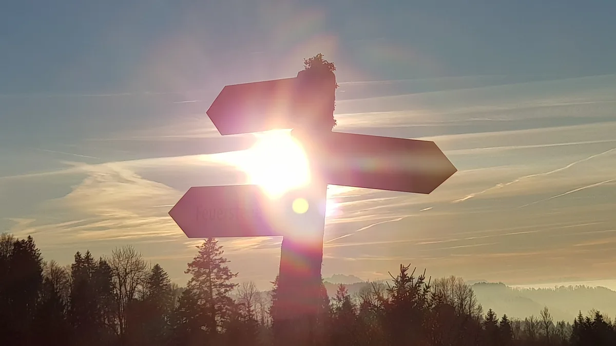 20181226_155939 Platz 1 mit 183 Stimmen: Wegweiser am Fusse des Hörnlis... Wohin führt uns wohl der Weg im 2019?, Platz 2 mit 161 Stimmen: Nebelmeer mit Sicht auf Hüttchopf und Scheidegg - aufgenommen auf dem Schnebelhorn. , Platz 3 mit 69 Stimmen: Aus dem gefrorenen Dachfenster hinaus aufgenommen, Platz 4 mit 67 Stimmen: Haareis, gesehen zwischen Madetswil und Theilingen., Platz 5 mit 32 Stimmen: Ein Bild vom Bachtel (im Sonnenaufgang), der vom Nebel «gefressen» wird.